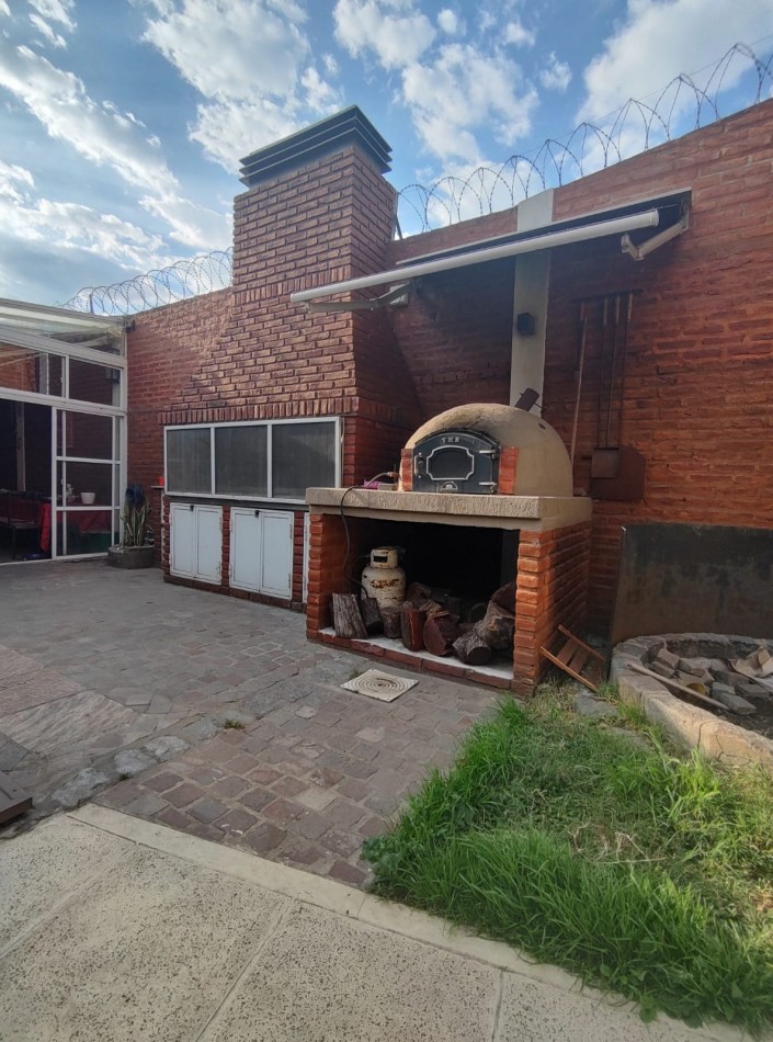 Casa de 2 plantas , 4 ambientes , 2 cocheras, quincho y pileta