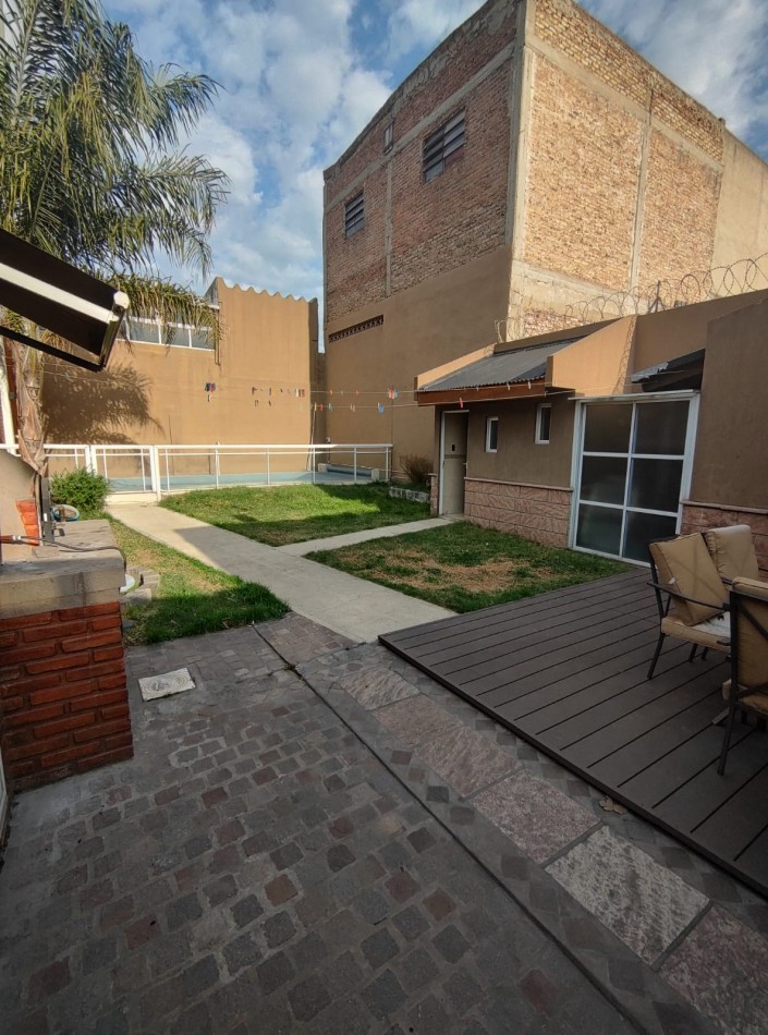 Casa de 2 plantas , 4 ambientes , 2 cocheras, quincho y pileta