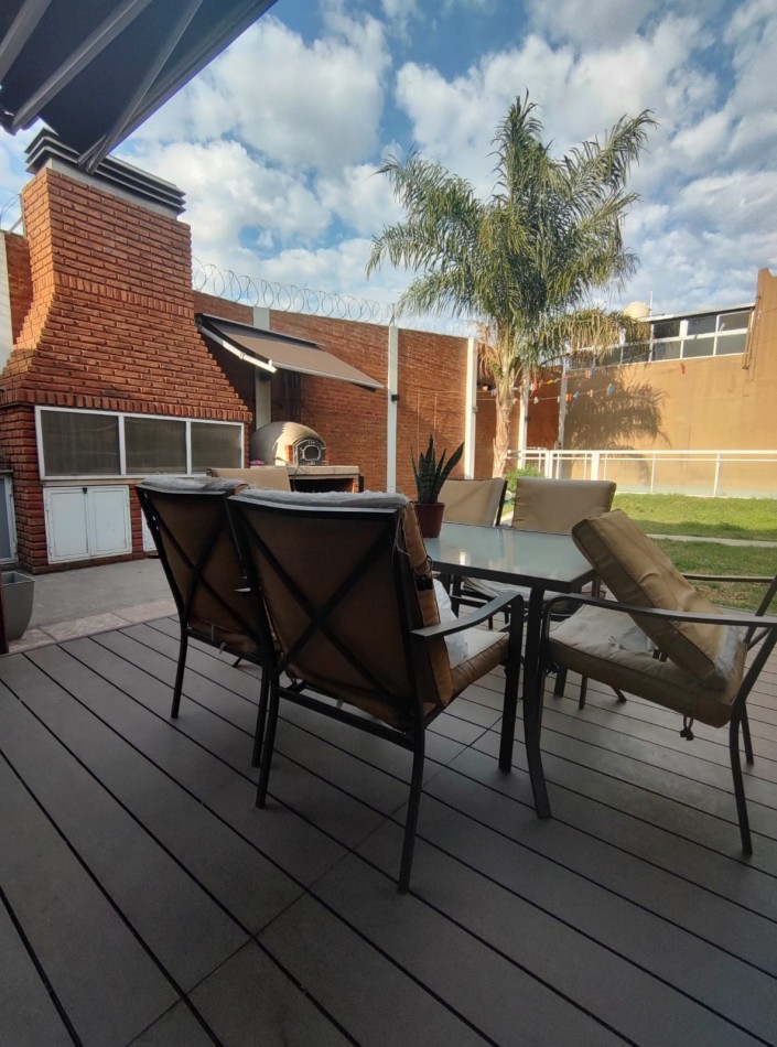 Casa de 2 plantas , 4 ambientes , 2 cocheras, quincho y pileta