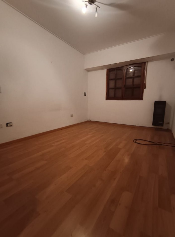 NUEVO VALOR - CASA 4 AMB DE 133 mts2- SOBRE GRAN LOTE DE 8.66 X 60 mts