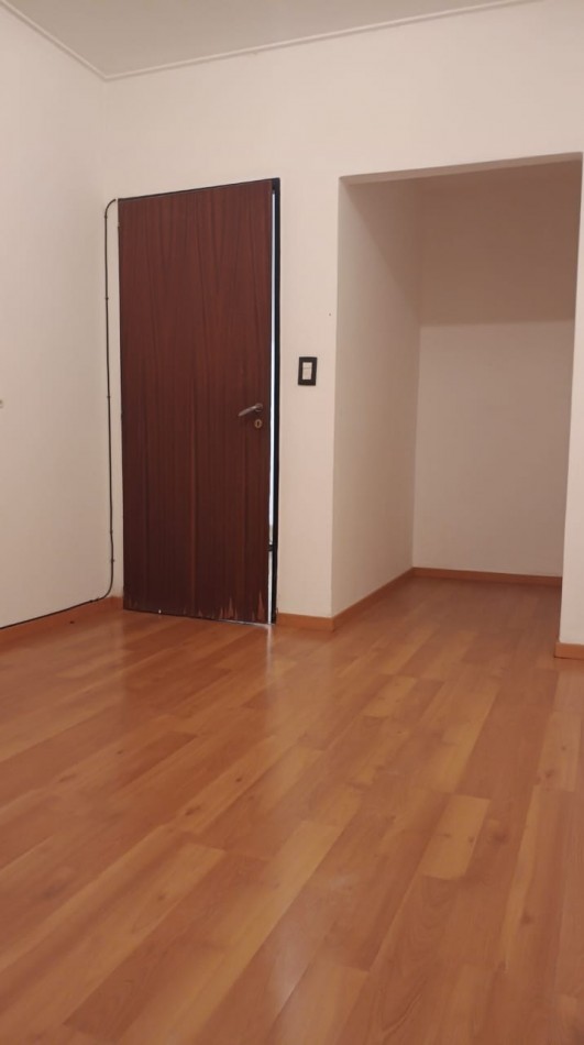 NUEVO VALOR - CASA 4 AMB DE 133 mts2- SOBRE GRAN LOTE DE 8.66 X 60 mts