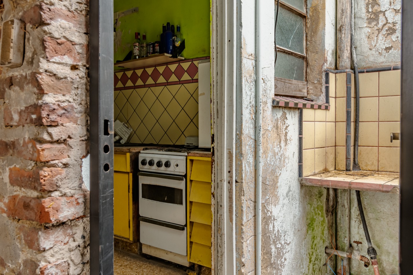 NUEVO VALOR- GRAN OPORTUNIDAD: CASA DE 2 PLANTAS CON LOCAL EN ESQUINA PARA ALQUILAR