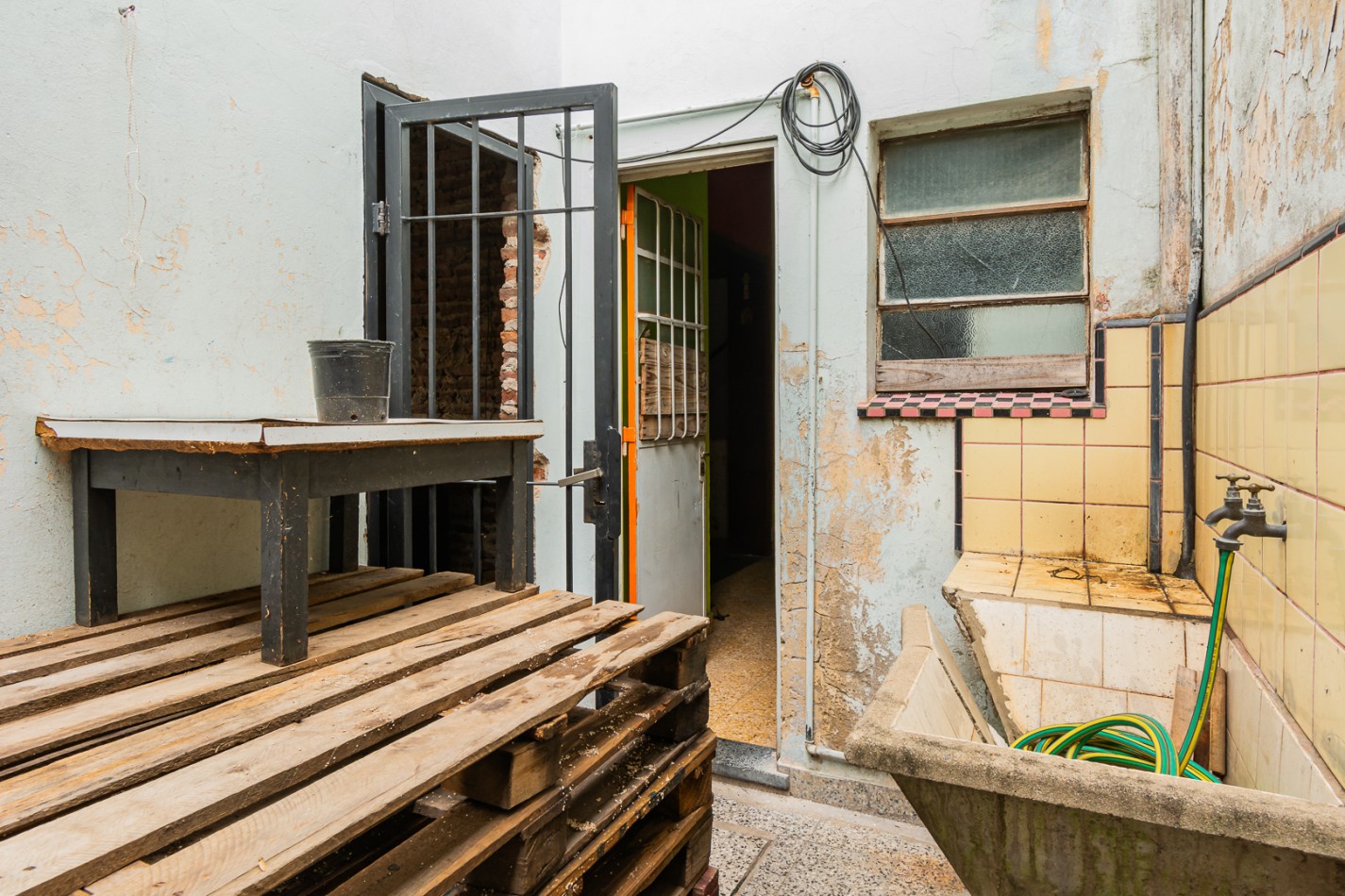 NUEVO VALOR- GRAN OPORTUNIDAD: CASA DE 2 PLANTAS CON LOCAL EN ESQUINA PARA ALQUILAR