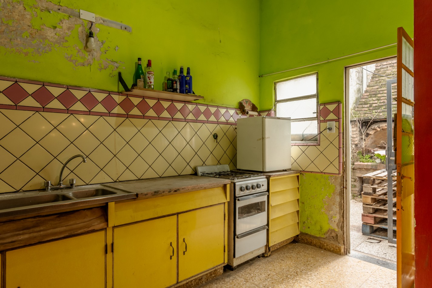 NUEVO VALOR- GRAN OPORTUNIDAD: CASA DE 2 PLANTAS CON LOCAL EN ESQUINA PARA ALQUILAR