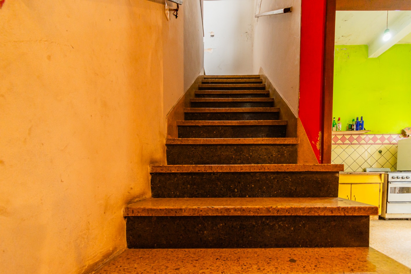 NUEVO VALOR- GRAN OPORTUNIDAD: CASA DE 2 PLANTAS CON LOCAL EN ESQUINA PARA ALQUILAR