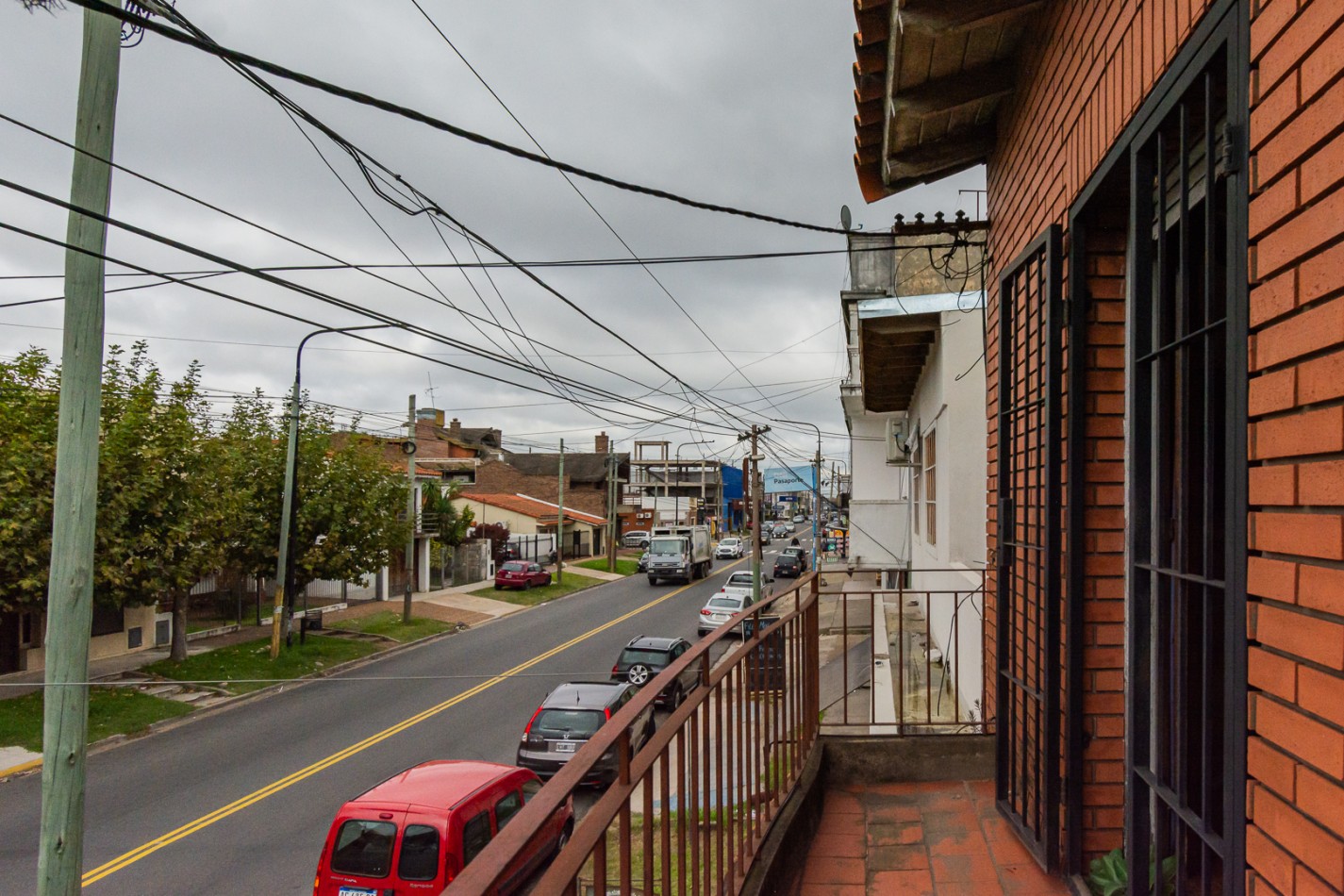 NUEVO VALOR- GRAN OPORTUNIDAD: CASA DE 2 PLANTAS CON LOCAL EN ESQUINA PARA ALQUILAR