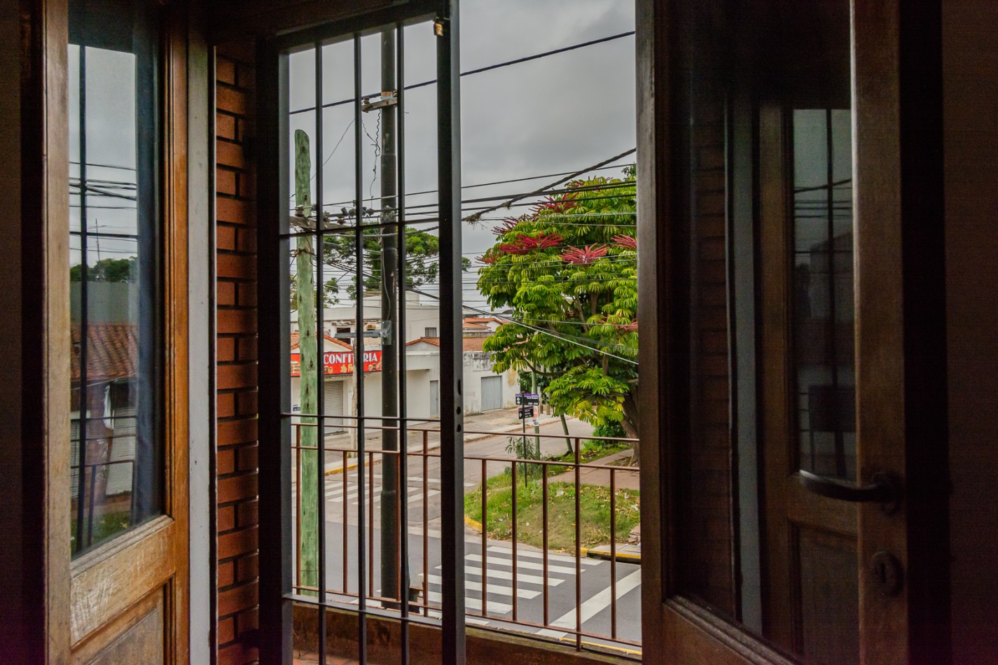 NUEVO VALOR- GRAN OPORTUNIDAD: CASA DE 2 PLANTAS CON LOCAL EN ESQUINA PARA ALQUILAR