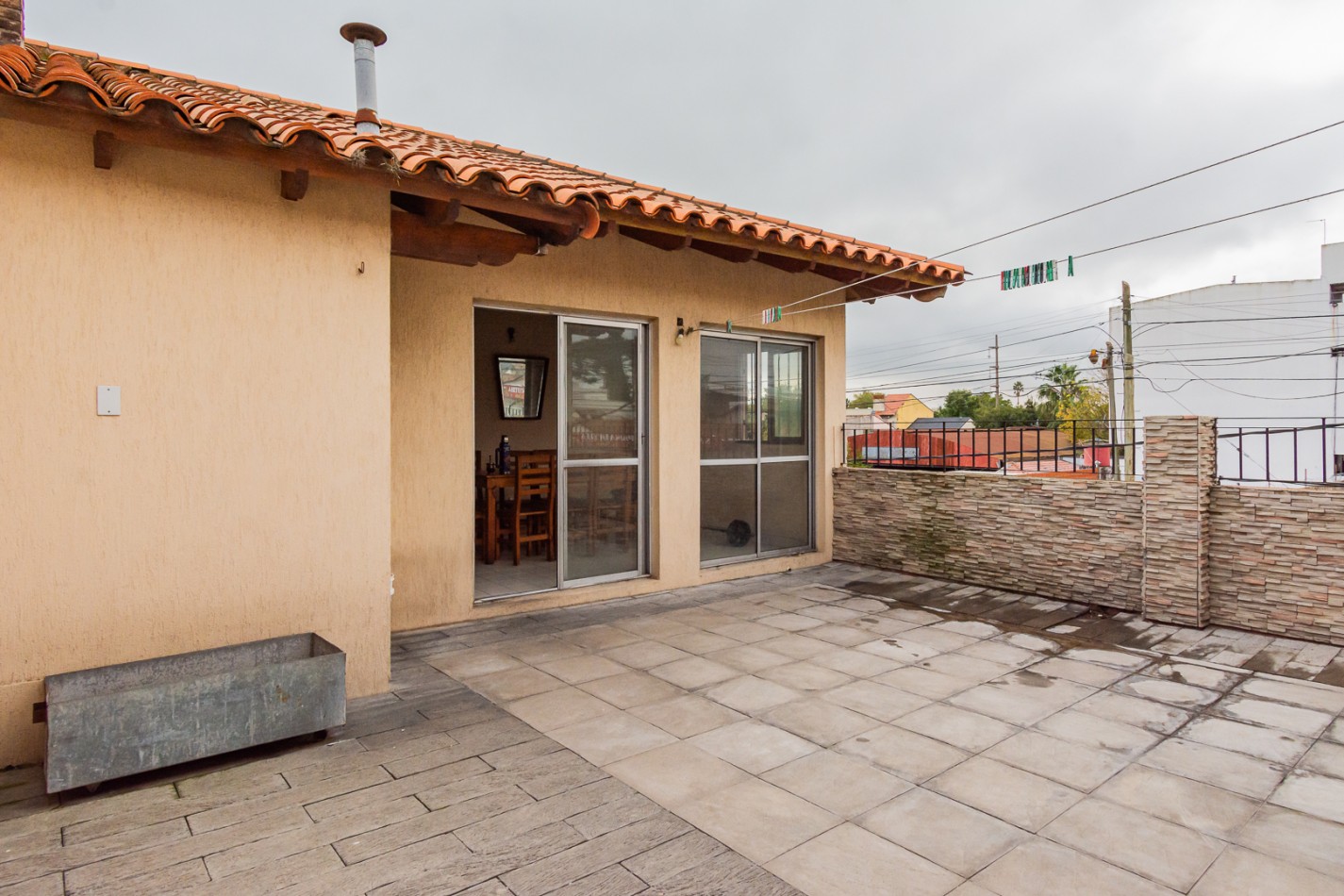 NUEVO VALOR- GRAN OPORTUNIDAD: CASA DE 2 PLANTAS CON LOCAL EN ESQUINA PARA ALQUILAR