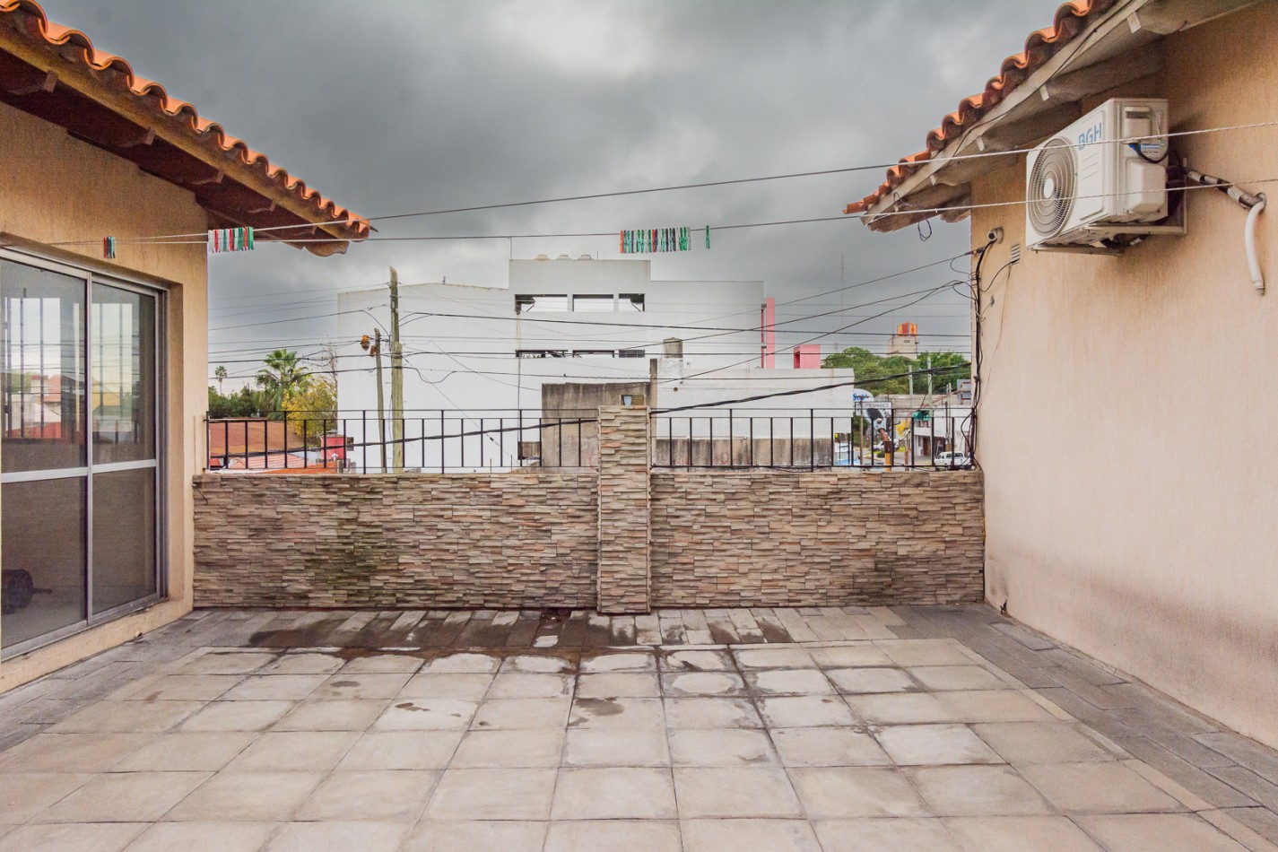 NUEVO VALOR- GRAN OPORTUNIDAD: CASA DE 2 PLANTAS CON LOCAL EN ESQUINA PARA ALQUILAR