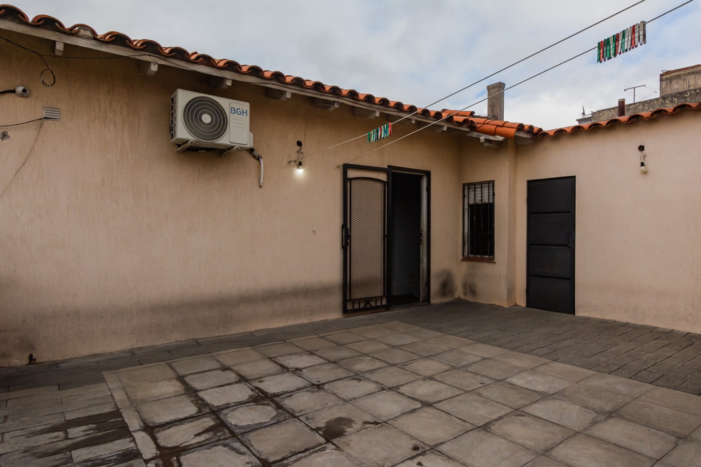 NUEVO VALOR- GRAN OPORTUNIDAD: CASA DE 2 PLANTAS CON LOCAL EN ESQUINA PARA ALQUILAR