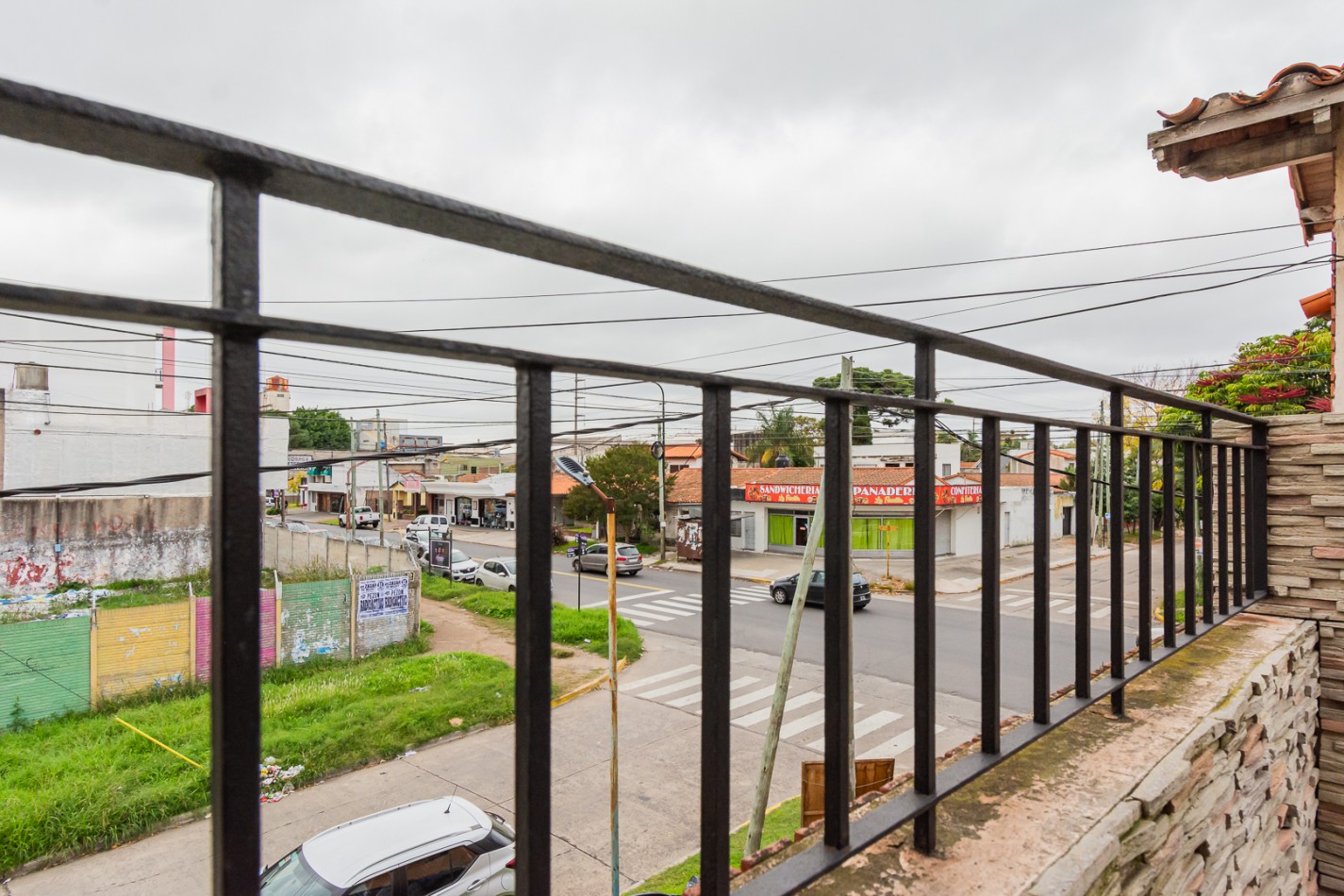 NUEVO VALOR- GRAN OPORTUNIDAD: CASA DE 2 PLANTAS CON LOCAL EN ESQUINA PARA ALQUILAR