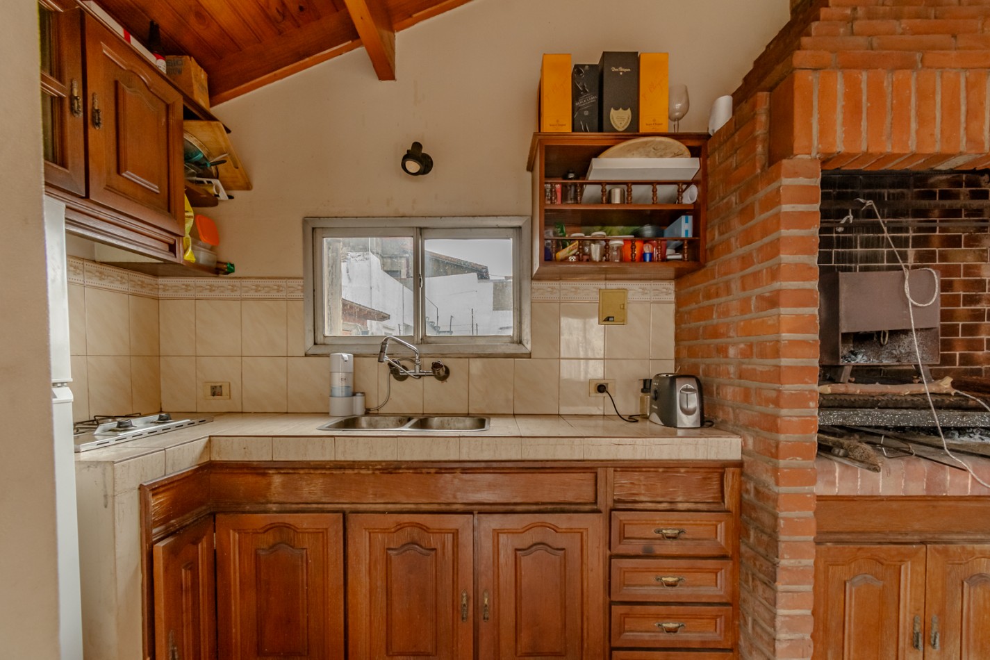 NUEVO VALOR- GRAN OPORTUNIDAD: CASA DE 2 PLANTAS CON LOCAL EN ESQUINA PARA ALQUILAR