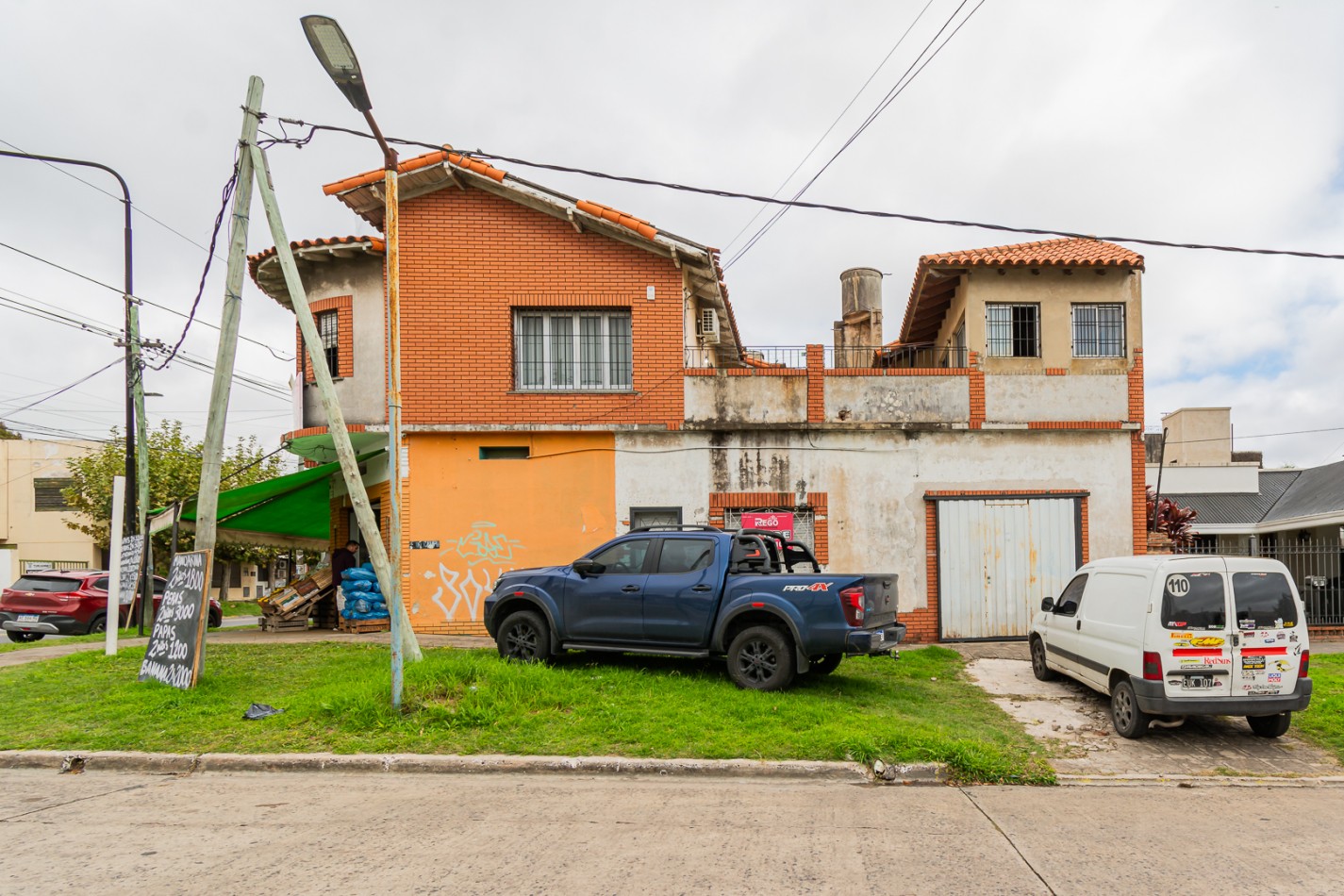 NUEVO VALOR- GRAN OPORTUNIDAD: CASA DE 2 PLANTAS CON LOCAL EN ESQUINA PARA ALQUILAR