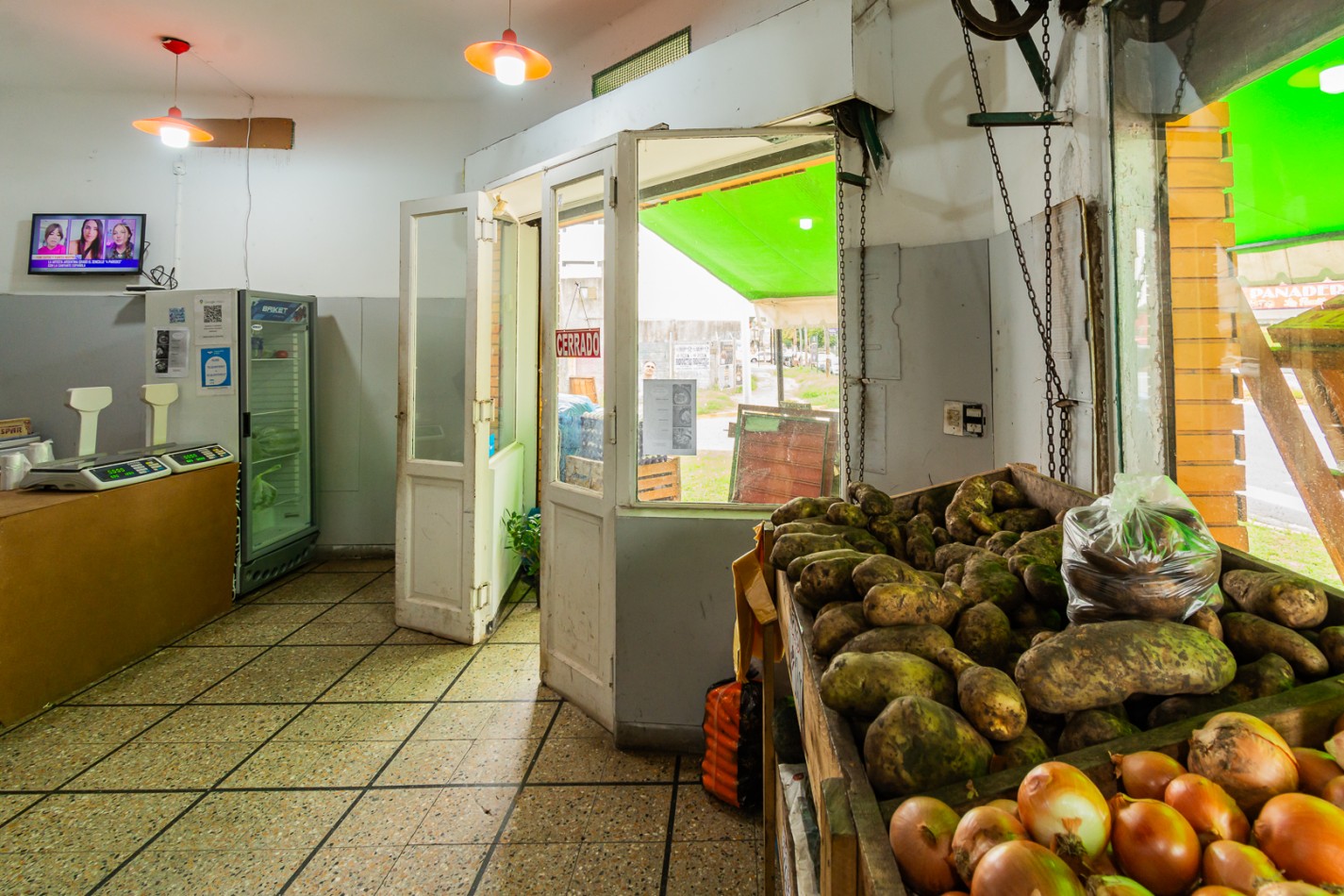 NUEVO VALOR- GRAN OPORTUNIDAD: CASA DE 2 PLANTAS CON LOCAL EN ESQUINA PARA ALQUILAR