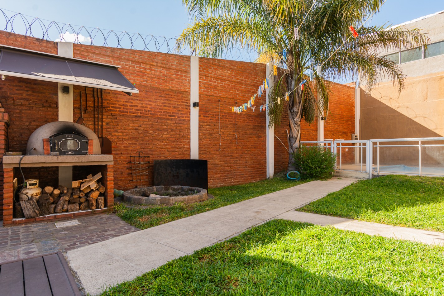Casa de 2 plantas , 4 ambientes , 2 cocheras, quincho y pileta