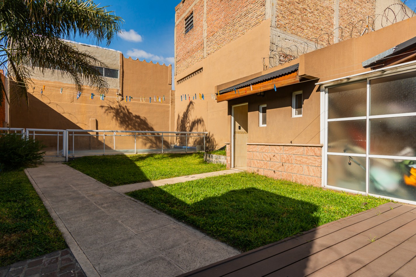 Casa de 2 plantas , 4 ambientes , 2 cocheras, quincho y pileta