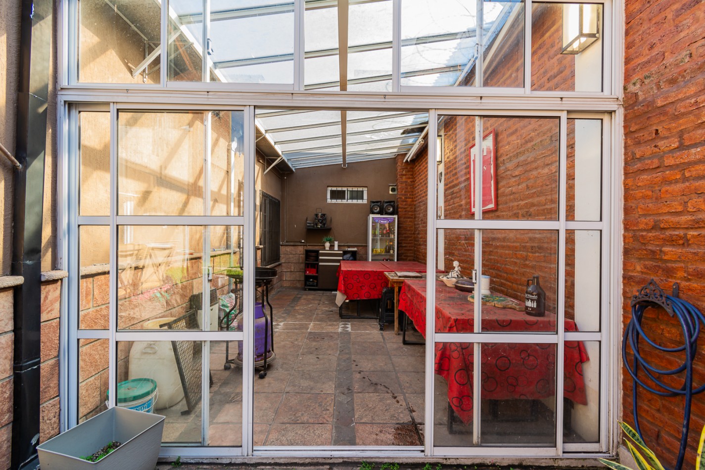 Casa de 2 plantas , 4 ambientes , 2 cocheras, quincho y pileta