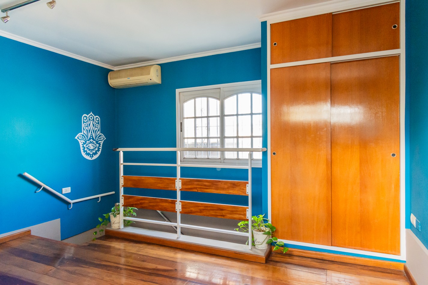Casa de 2 plantas , 4 ambientes , 2 cocheras, quincho y pileta