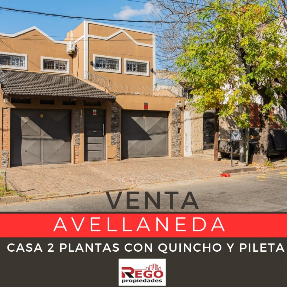 Casa de 2 plantas , 4 ambientes , 2 cocheras, quincho y pileta