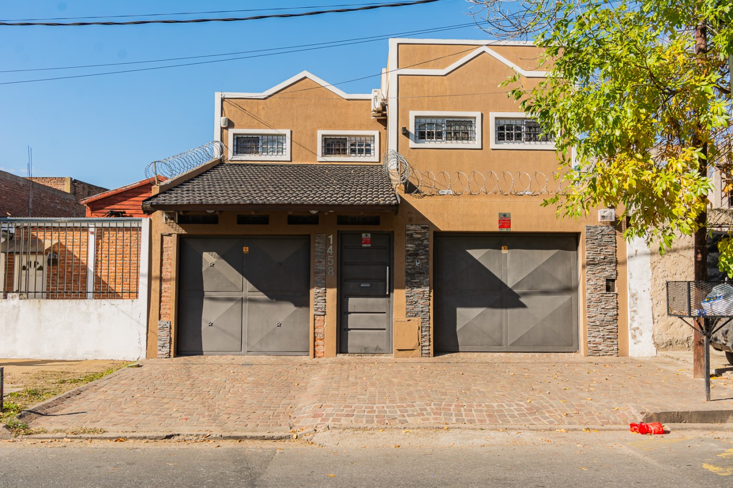 Casa de 2 plantas , 4 ambientes , 2 cocheras, quincho y pileta