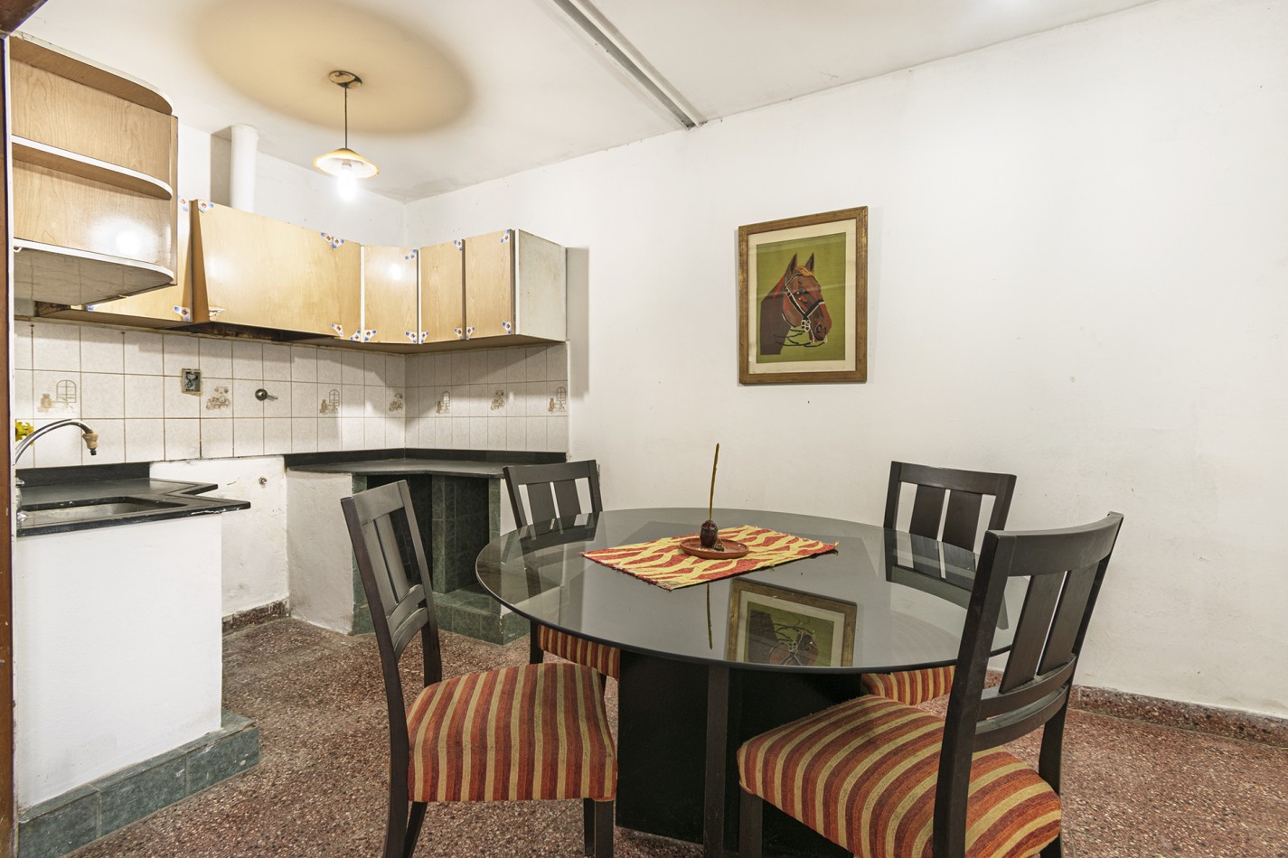 VENTA CASA DE 4 AMB. AL FRENTE DE 2 PLANTAS CON GARAGE SIN EXPENSAS