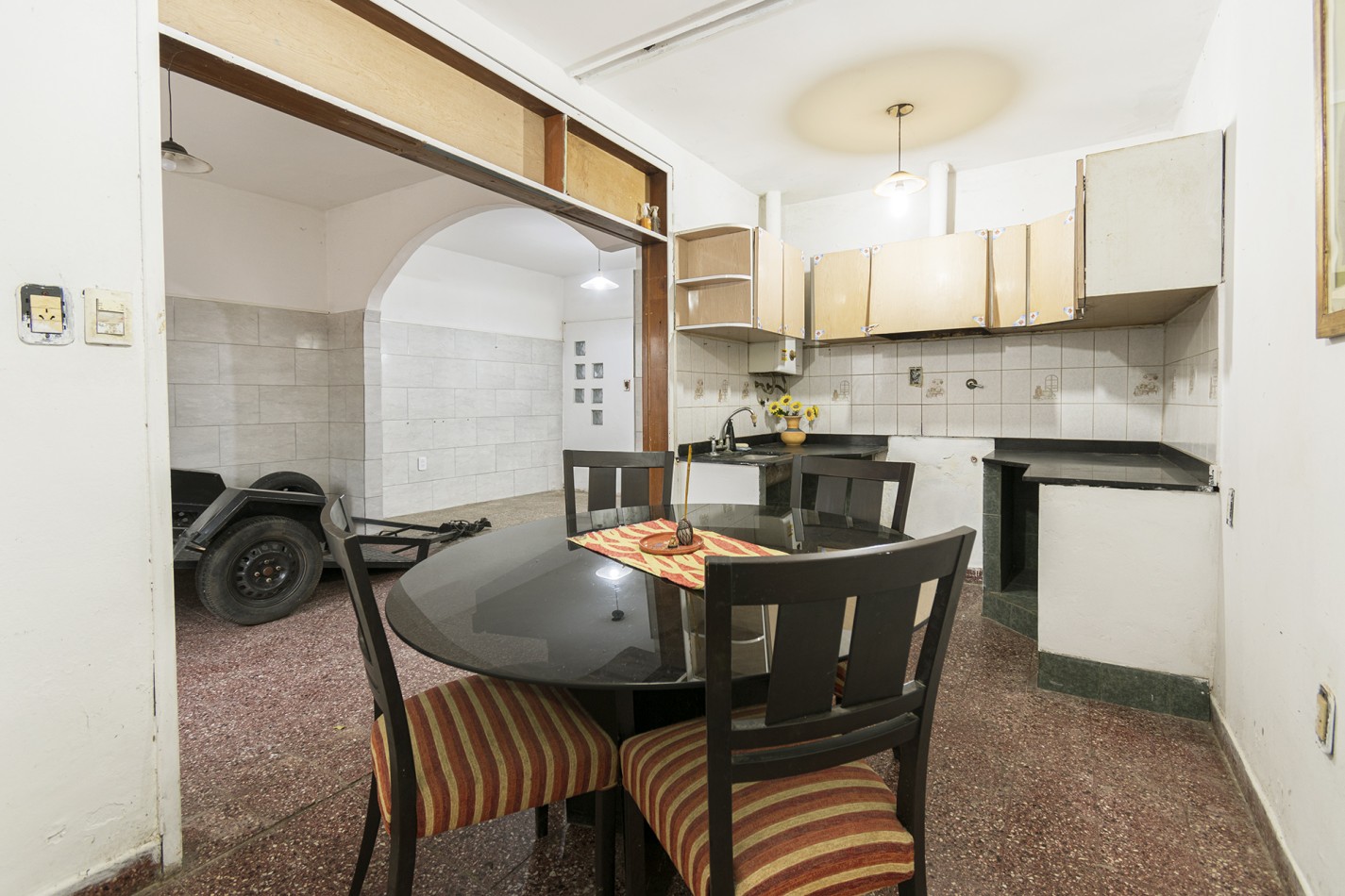 VENTA CASA DE 4 AMB. AL FRENTE DE 2 PLANTAS CON GARAGE SIN EXPENSAS