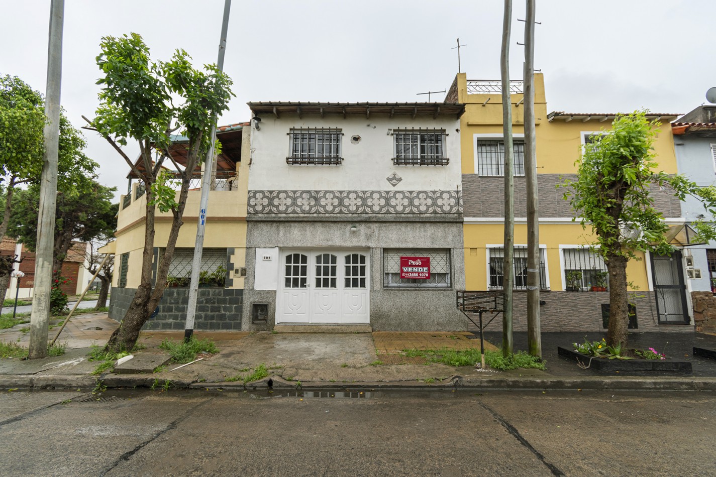 VENTA CASA DE 4 AMB. AL FRENTE DE 2 PLANTAS CON GARAGE SIN EXPENSAS