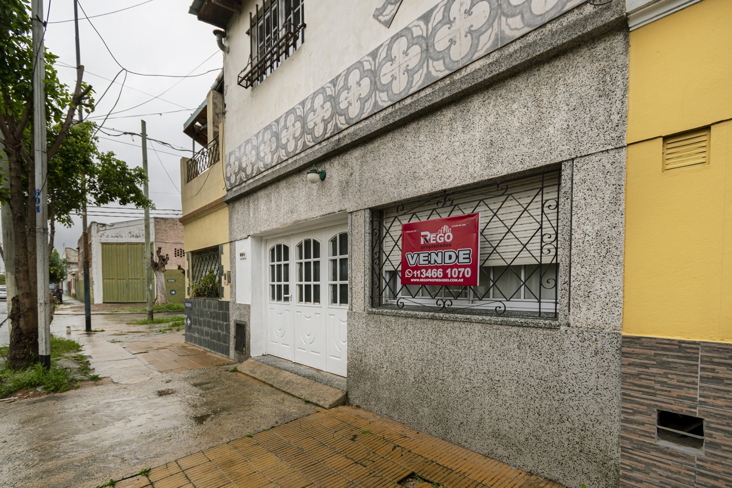 VENTA CASA DE 4 AMB. AL FRENTE DE 2 PLANTAS CON GARAGE SIN EXPENSAS
