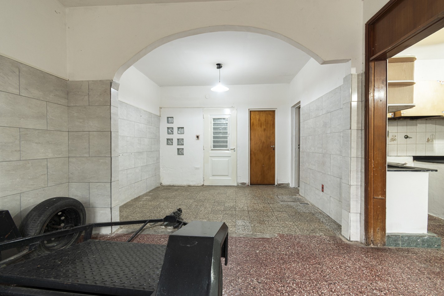VENTA CASA DE 4 AMB. AL FRENTE DE 2 PLANTAS CON GARAGE SIN EXPENSAS