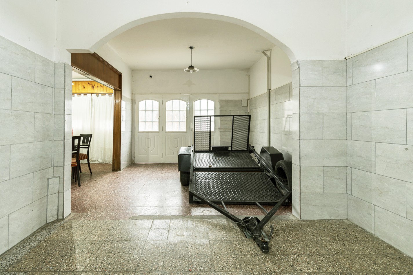 VENTA CASA DE 4 AMB. AL FRENTE DE 2 PLANTAS CON GARAGE SIN EXPENSAS