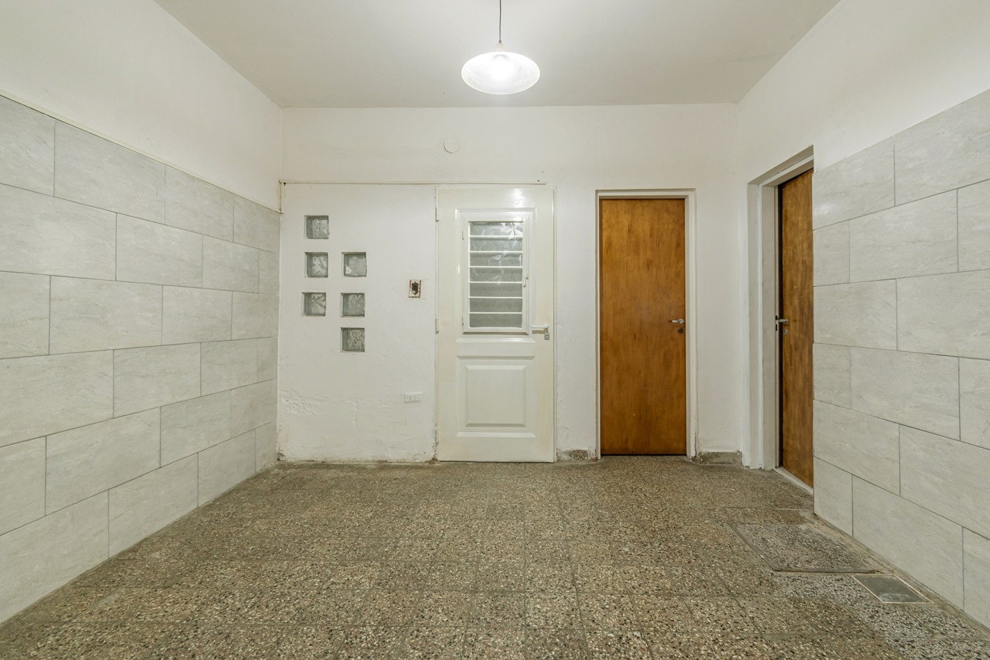 VENTA CASA DE 4 AMB. AL FRENTE DE 2 PLANTAS CON GARAGE SIN EXPENSAS