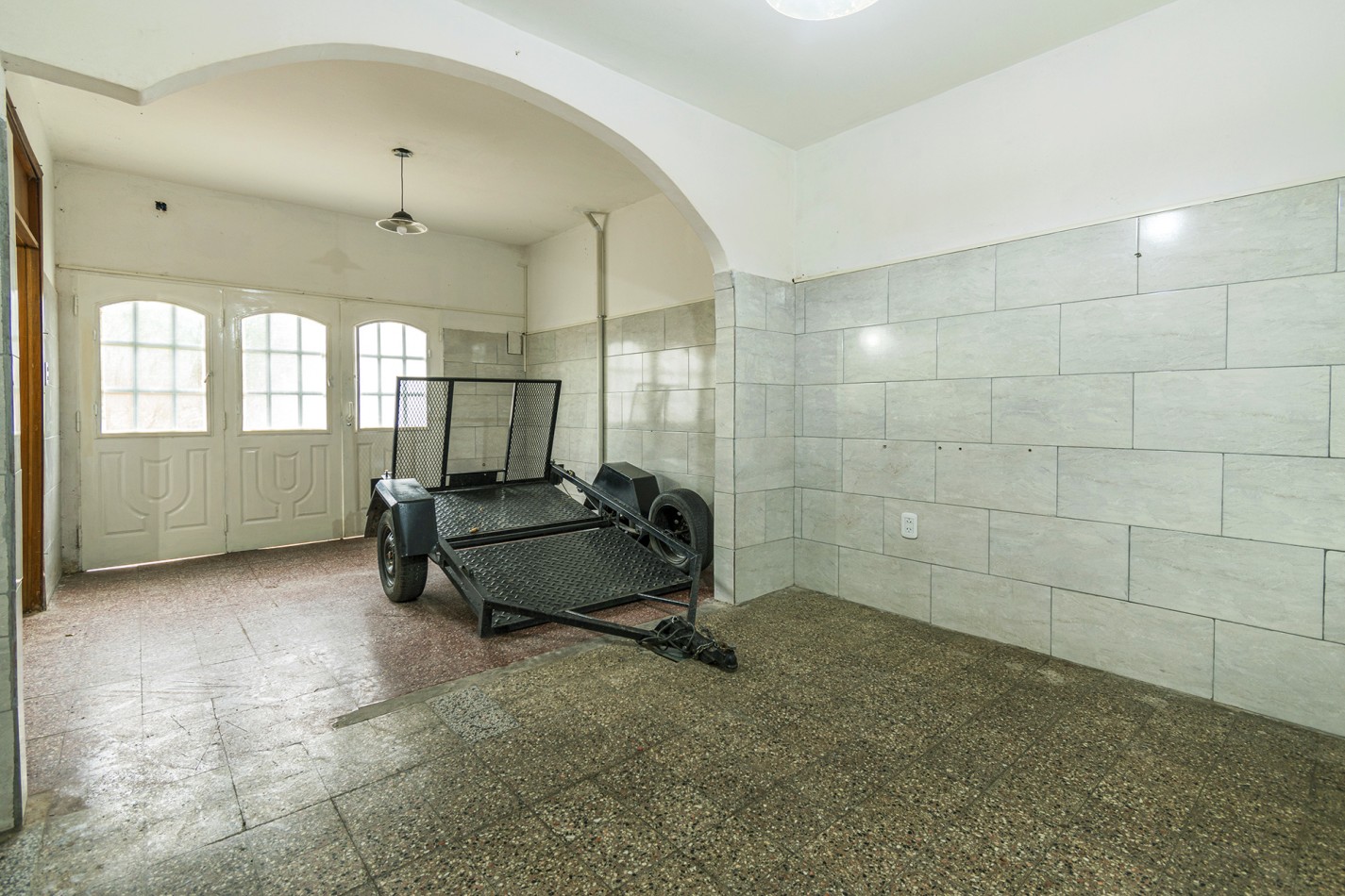 VENTA CASA DE 4 AMB. AL FRENTE DE 2 PLANTAS CON GARAGE SIN EXPENSAS
