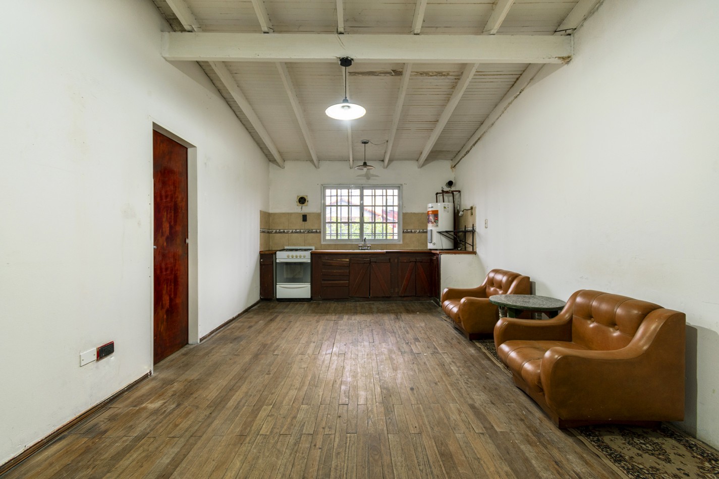 VENTA CASA DE 4 AMB. AL FRENTE DE 2 PLANTAS CON GARAGE SIN EXPENSAS