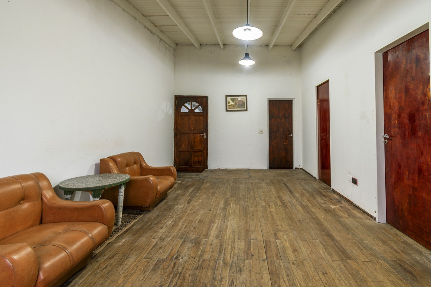 VENTA CASA DE 4 AMB. AL FRENTE DE 2 PLANTAS CON GARAGE SIN EXPENSAS