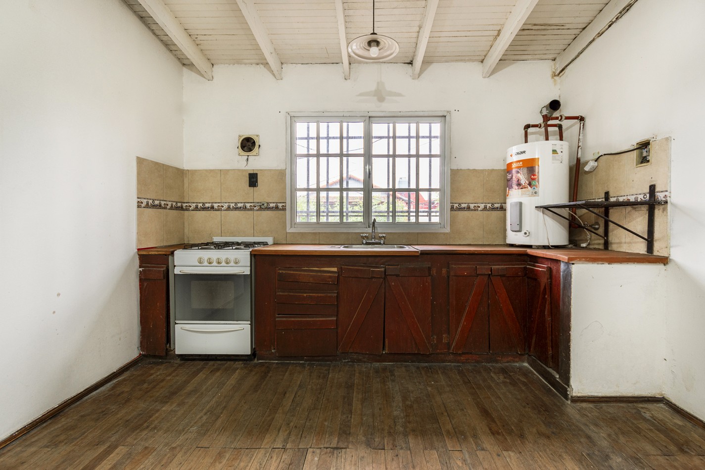 VENTA CASA DE 4 AMB. AL FRENTE DE 2 PLANTAS CON GARAGE SIN EXPENSAS