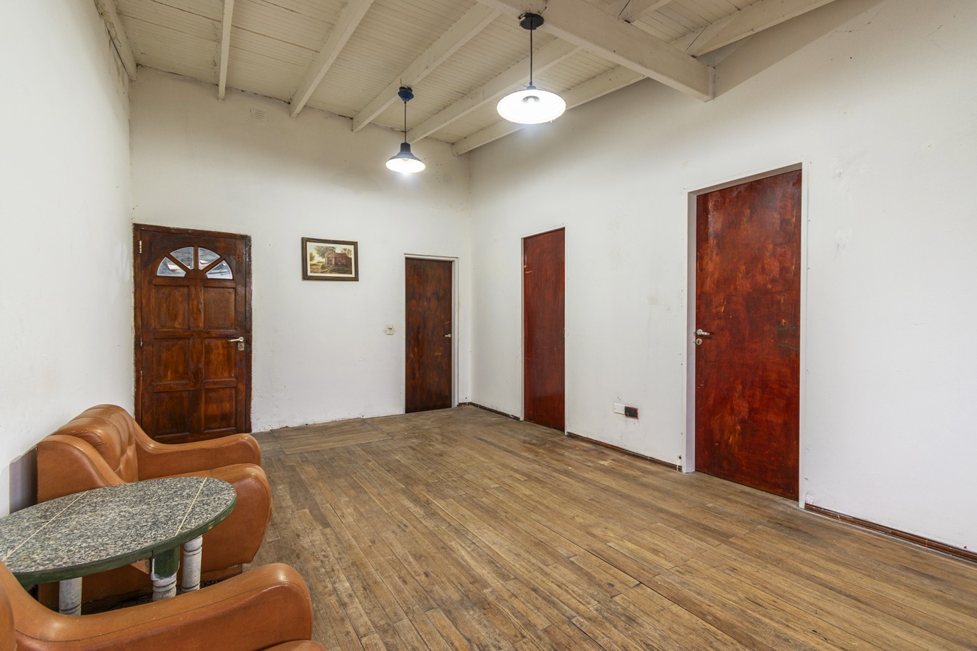 VENTA CASA DE 4 AMB. AL FRENTE DE 2 PLANTAS CON GARAGE SIN EXPENSAS