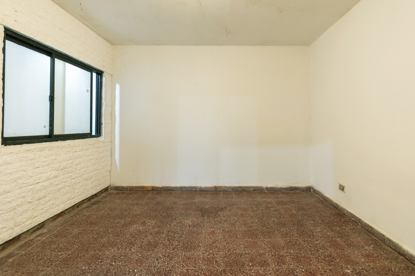 VENTA CASA DE 4 AMB. AL FRENTE DE 2 PLANTAS CON GARAGE SIN EXPENSAS