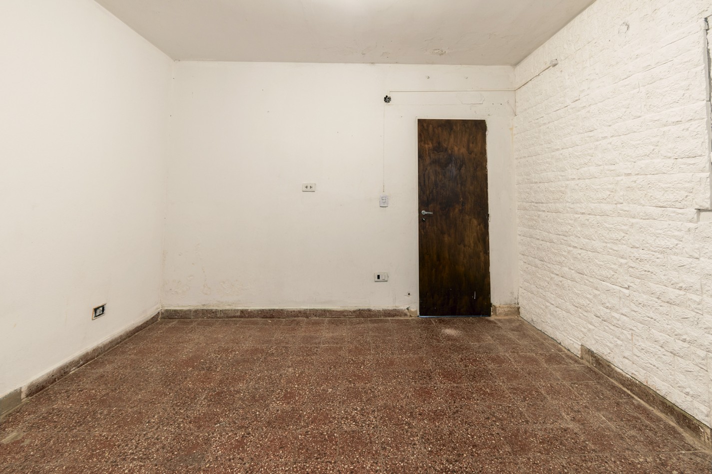 VENTA CASA DE 4 AMB. AL FRENTE DE 2 PLANTAS CON GARAGE SIN EXPENSAS