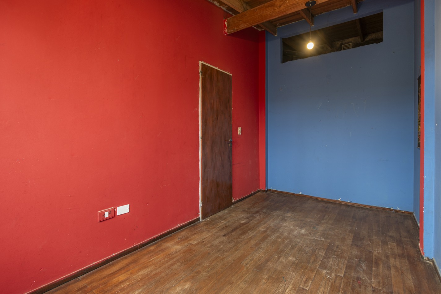 VENTA CASA DE 4 AMB. AL FRENTE DE 2 PLANTAS CON GARAGE SIN EXPENSAS