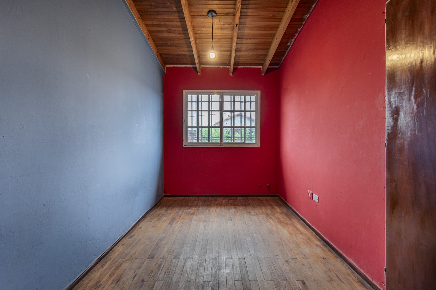 VENTA CASA DE 4 AMB. AL FRENTE DE 2 PLANTAS CON GARAGE SIN EXPENSAS
