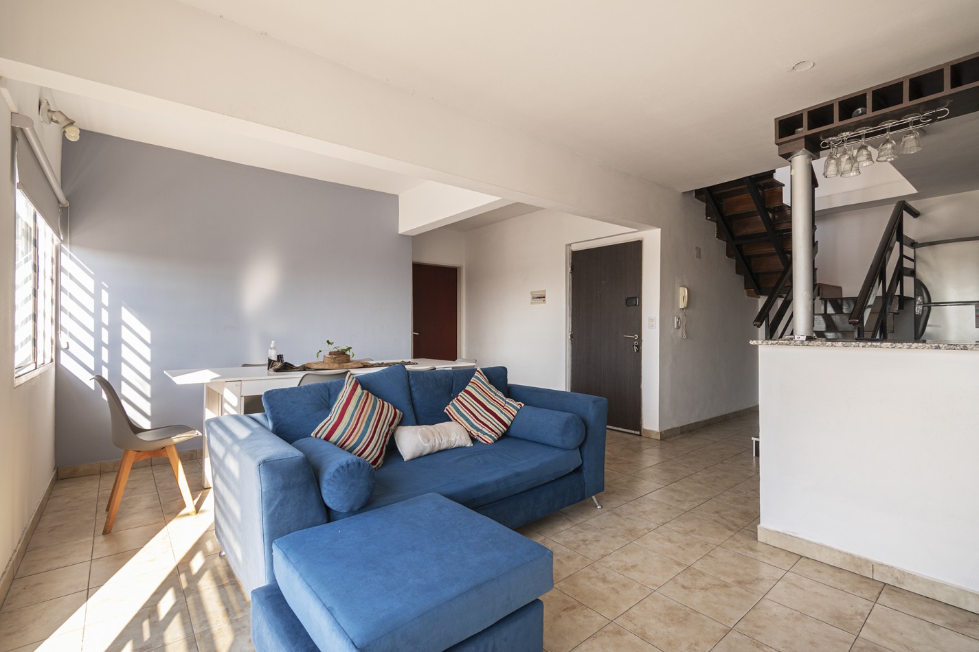 DEPARTAMENTO EN DUPLEX - C/COCHERA CUBIERTA Y PARRILLA