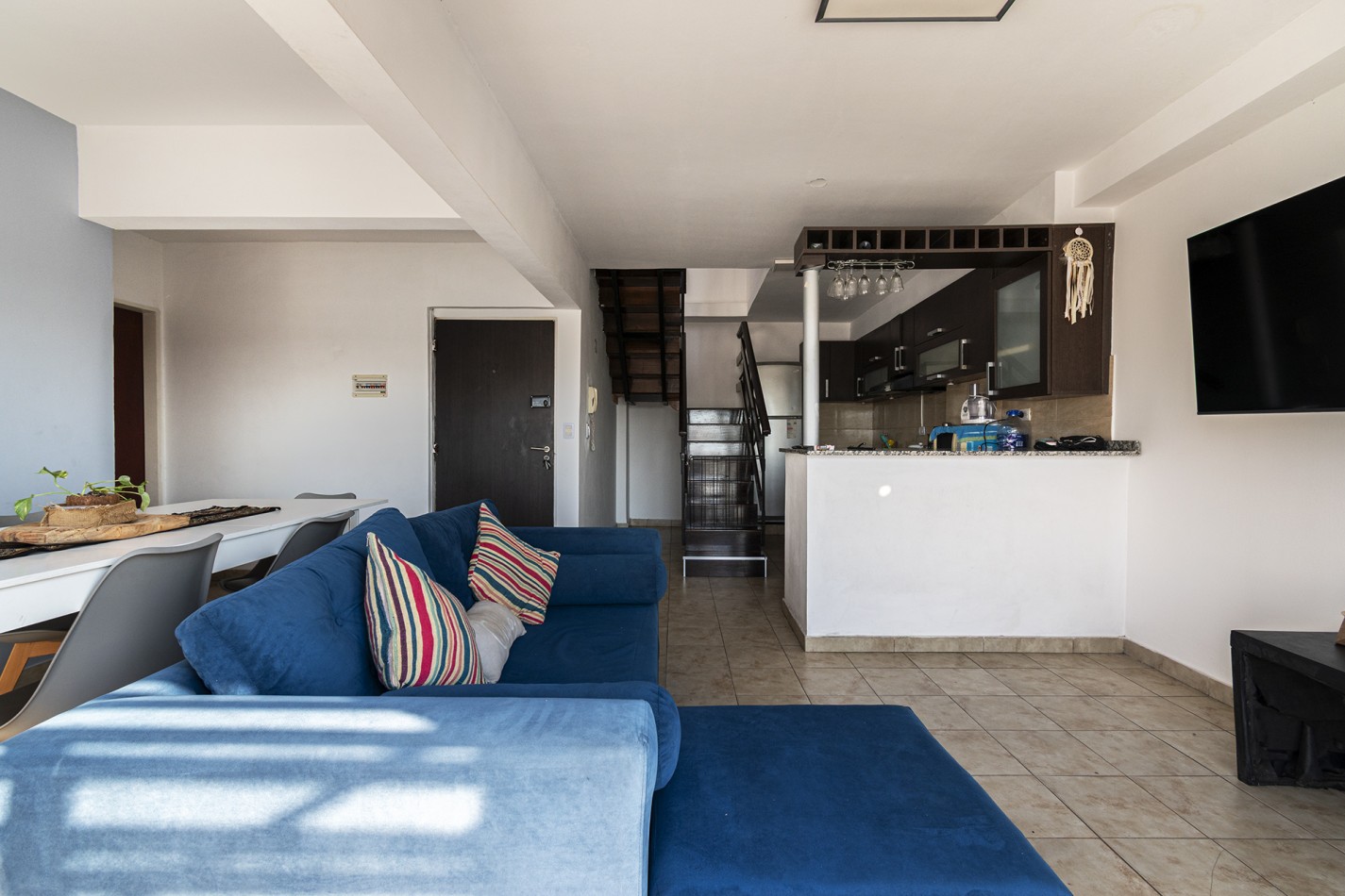 DEPARTAMENTO EN DUPLEX - C/COCHERA CUBIERTA Y PARRILLA