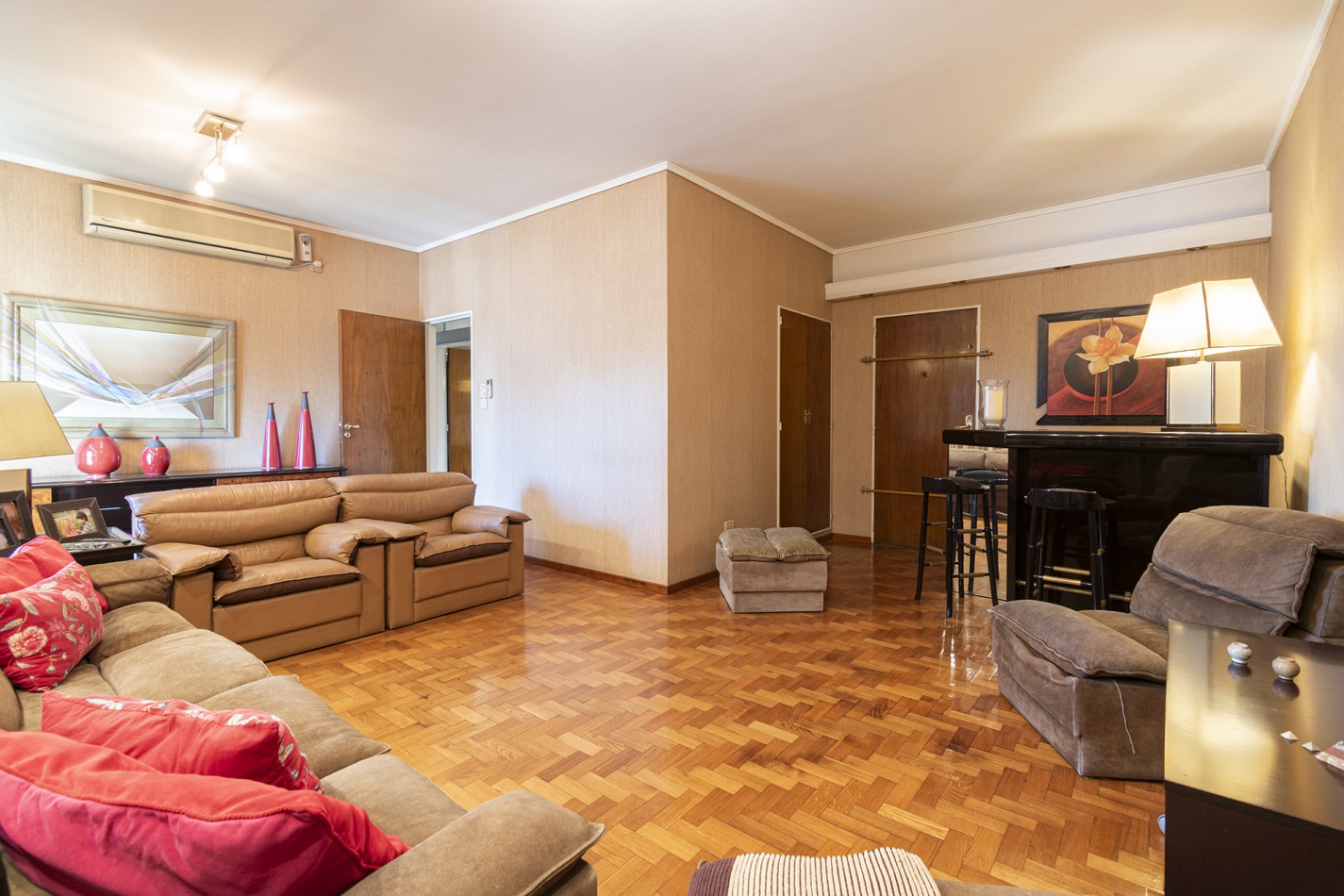 Excelente Departamento 4 ambientes en altura con cochera - Avellaneda Centro.