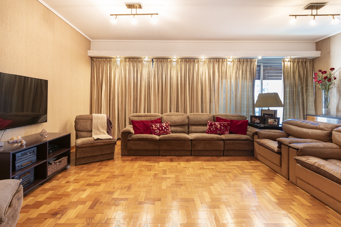 Excelente Departamento 4 ambientes en altura con cochera - Avellaneda Centro.