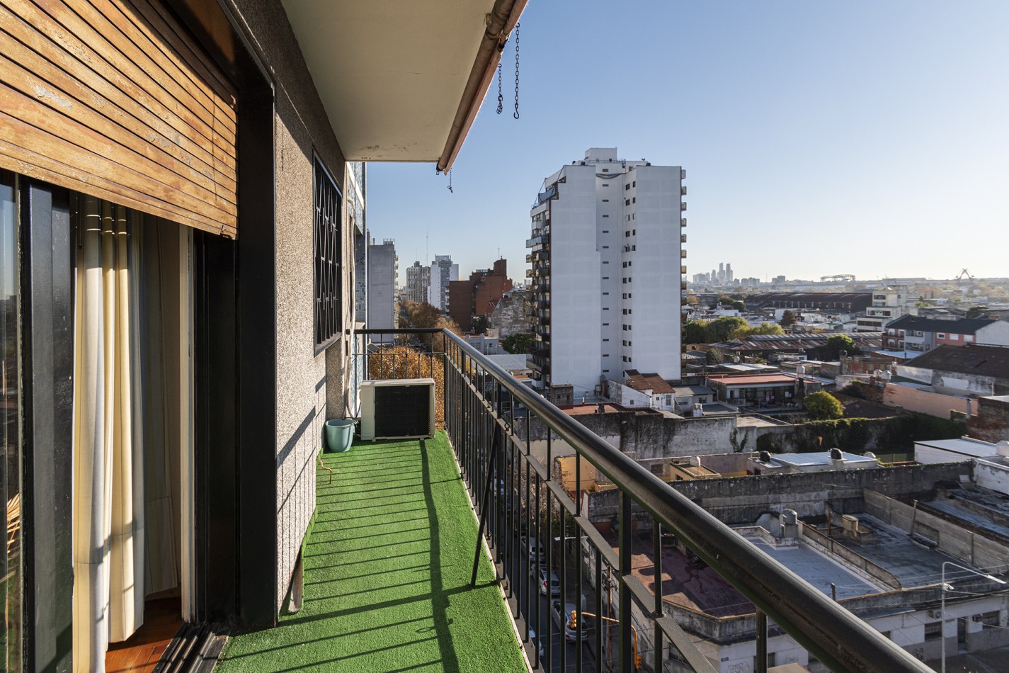 Excelente Departamento 4 ambientes en altura con cochera - Avellaneda Centro.