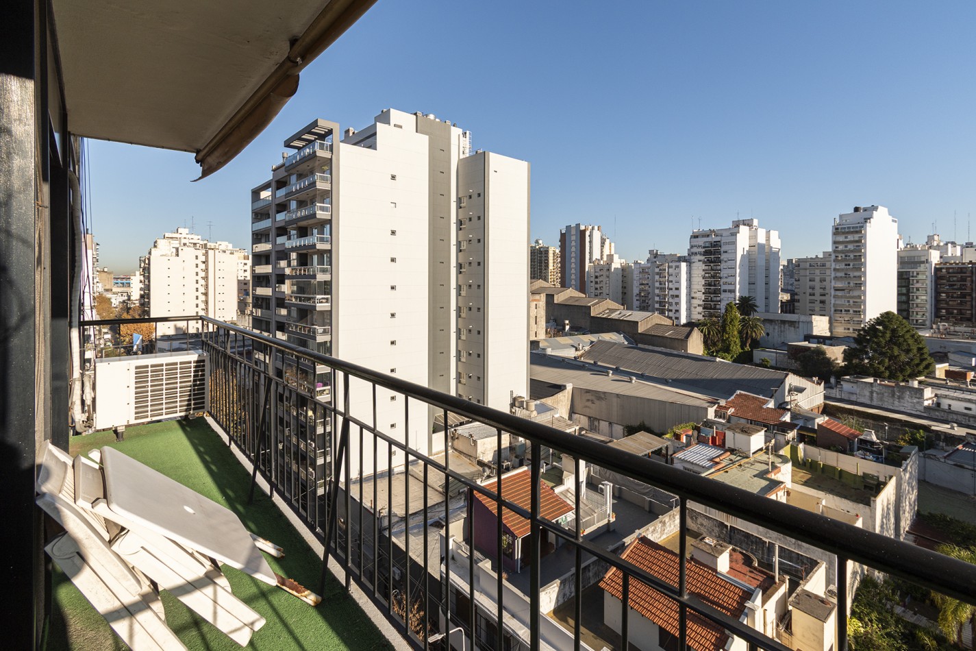 Excelente Departamento 4 ambientes en altura con cochera - Avellaneda Centro.
