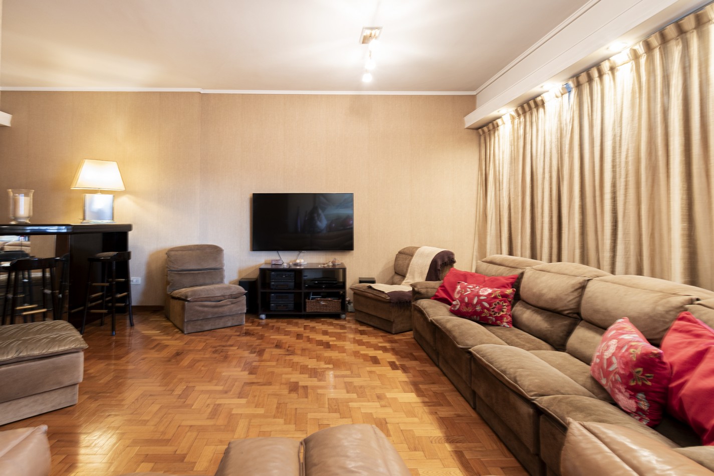 Excelente Departamento 4 ambientes en altura con cochera - Avellaneda Centro.