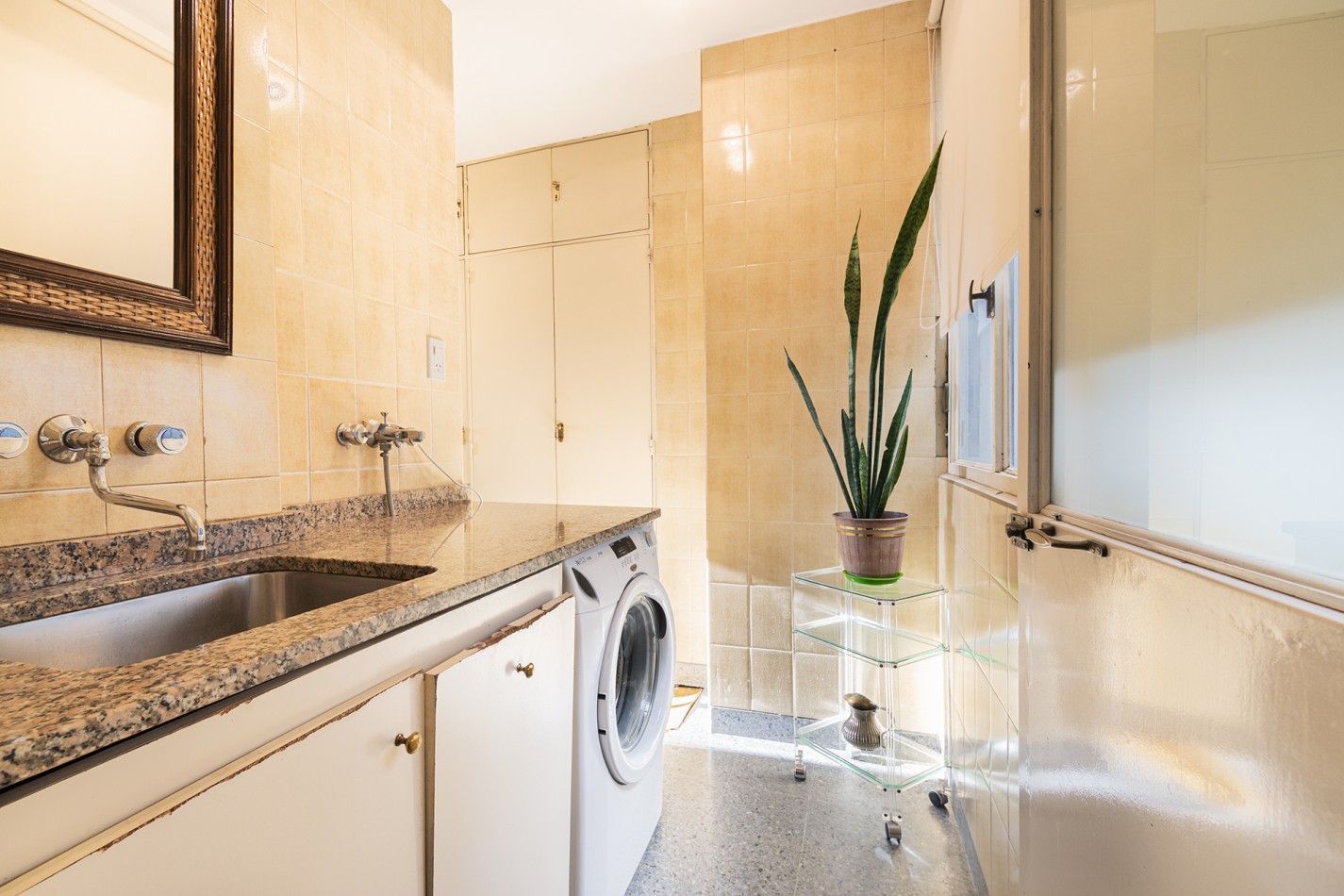 Excelente Departamento 4 ambientes en altura con cochera - Avellaneda Centro.