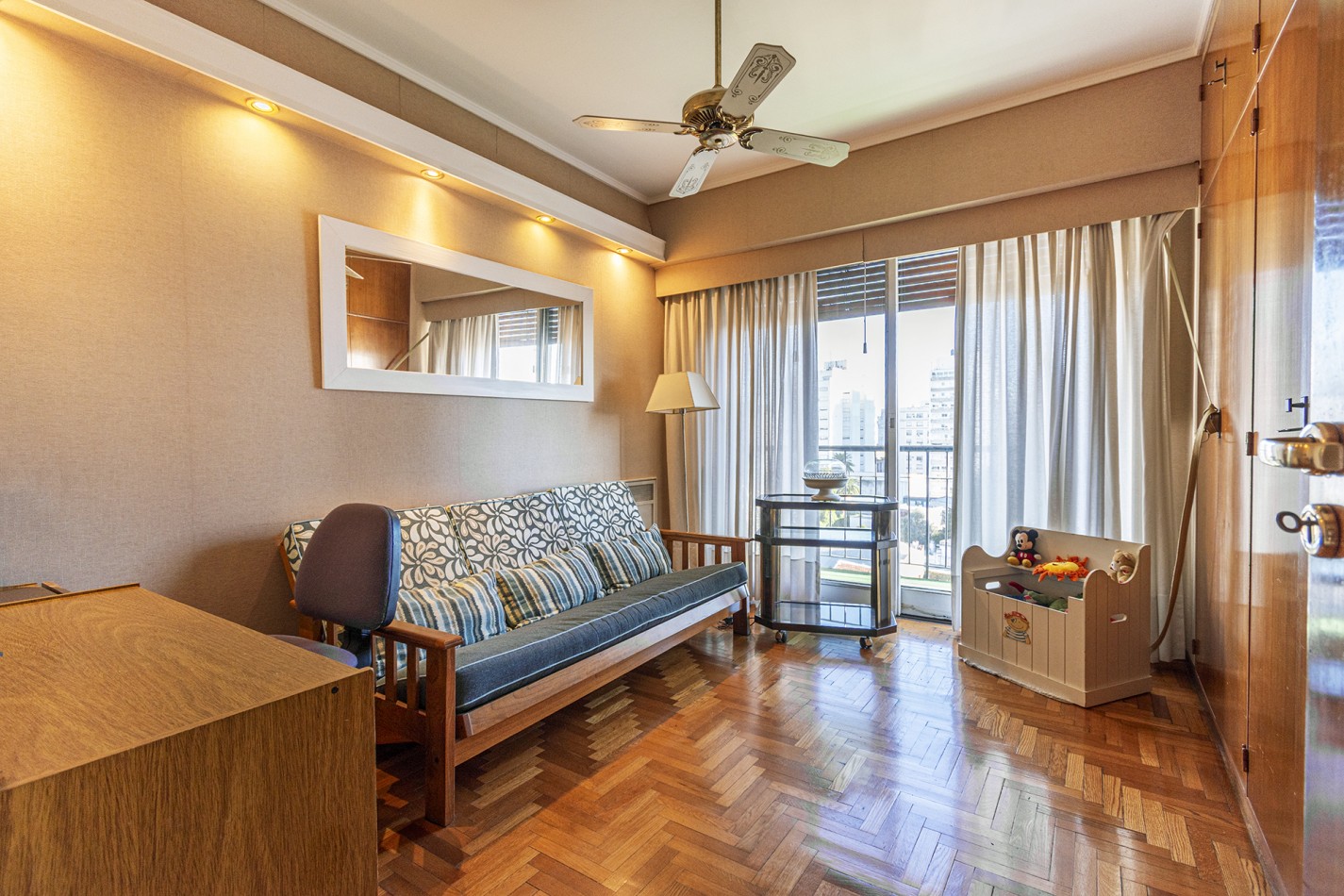 Excelente Departamento 4 ambientes en altura con cochera - Avellaneda Centro.
