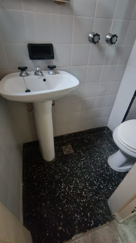 VENTA DEPARTAMENTO DE 2 AMBIENTES C/DEPENDENCIA - AL FRENTE A 1 CUADRA DEL MAR